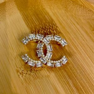 Brooch Cc style handmade with real freshwater pearls.Gold tone.New. Size 1.5in.